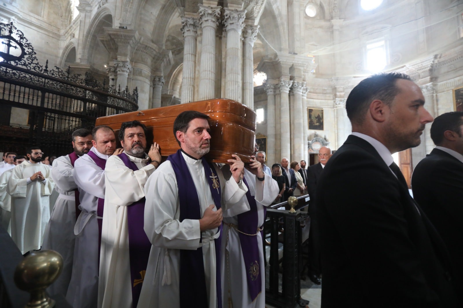 El obispo Ceballos ya descansa en la Catedral de Cádiz