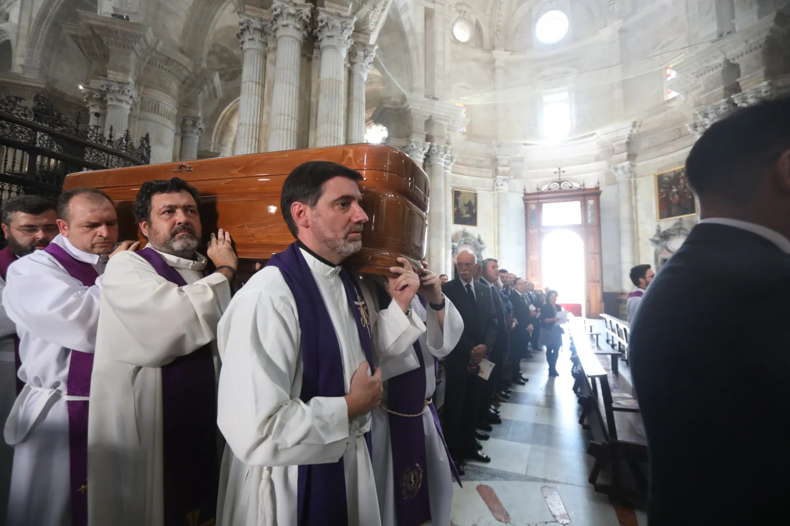 El obispo Ceballos ya descansa en la Catedral de Cádiz