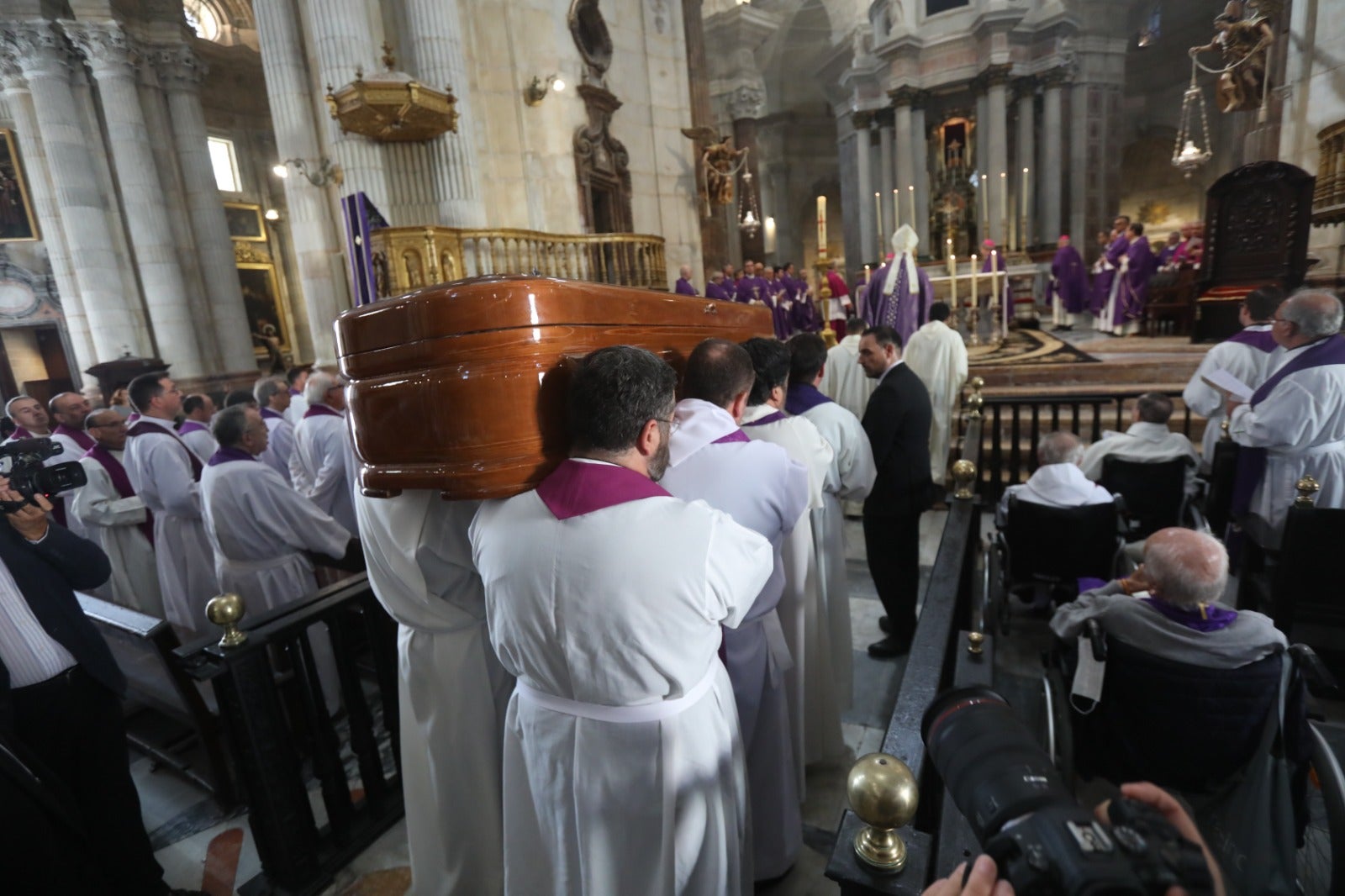 El obispo Ceballos ya descansa en la Catedral de Cádiz