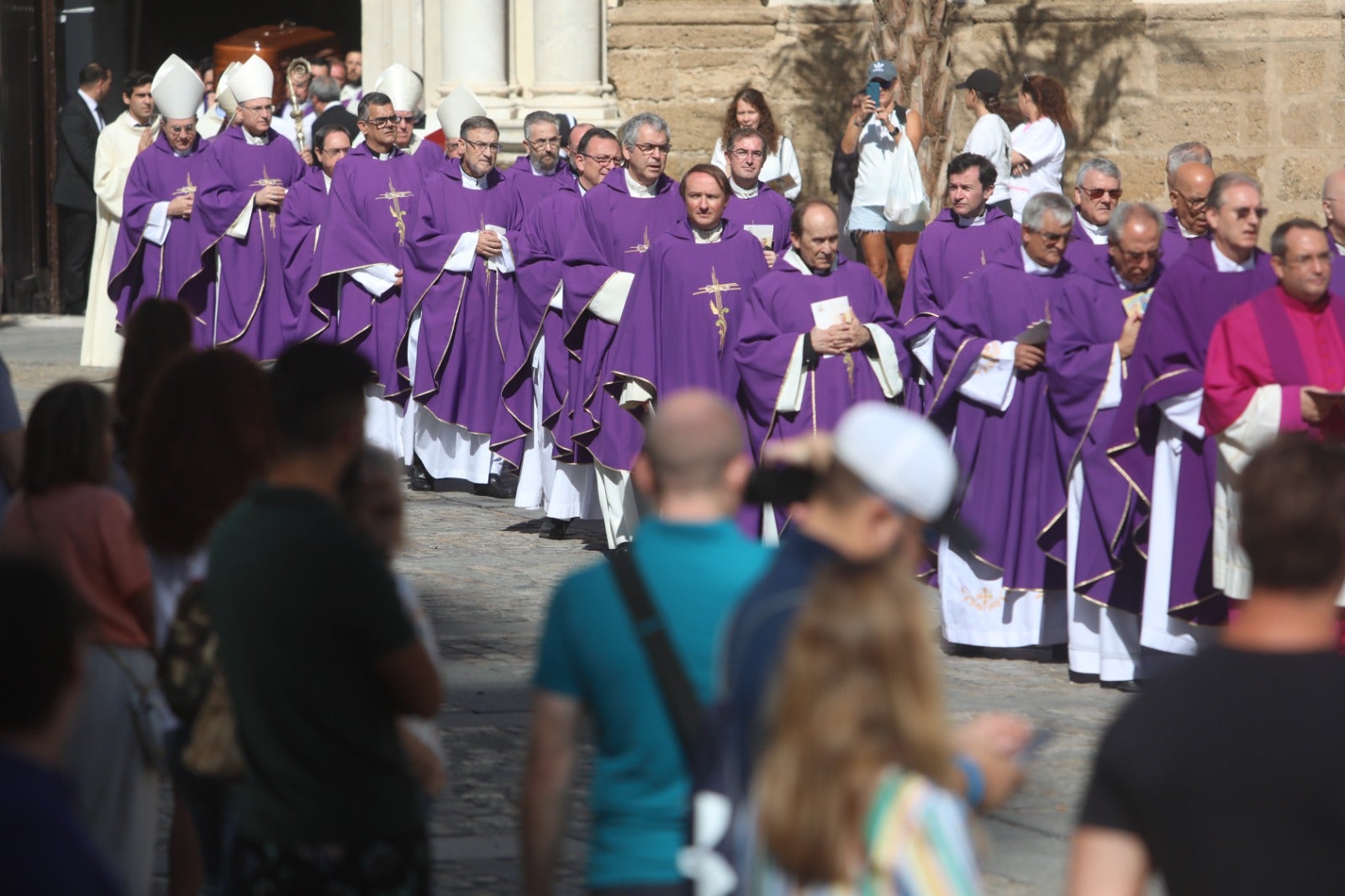 El obispo Ceballos ya descansa en la Catedral de Cádiz