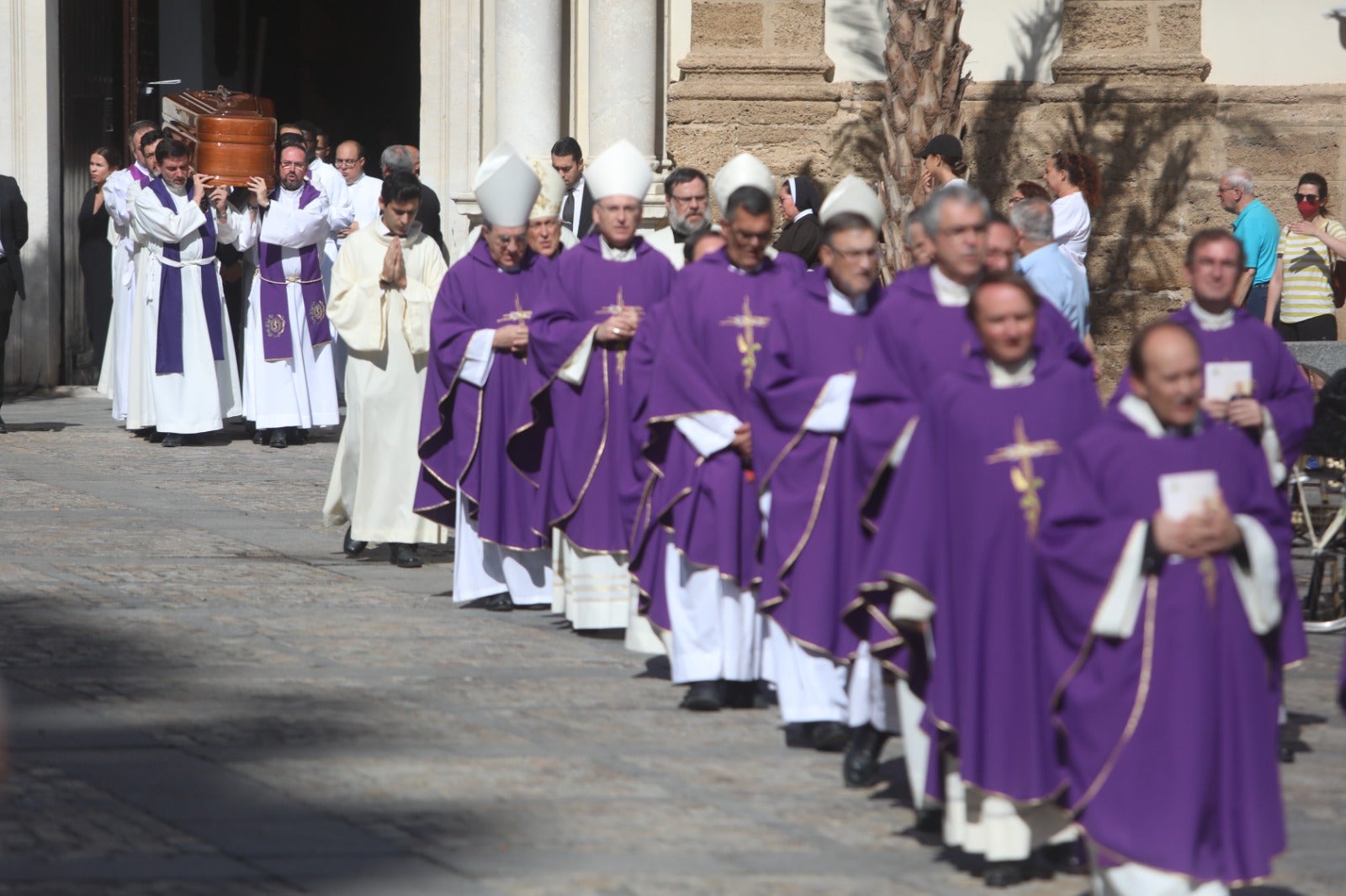 El obispo Ceballos ya descansa en la Catedral de Cádiz