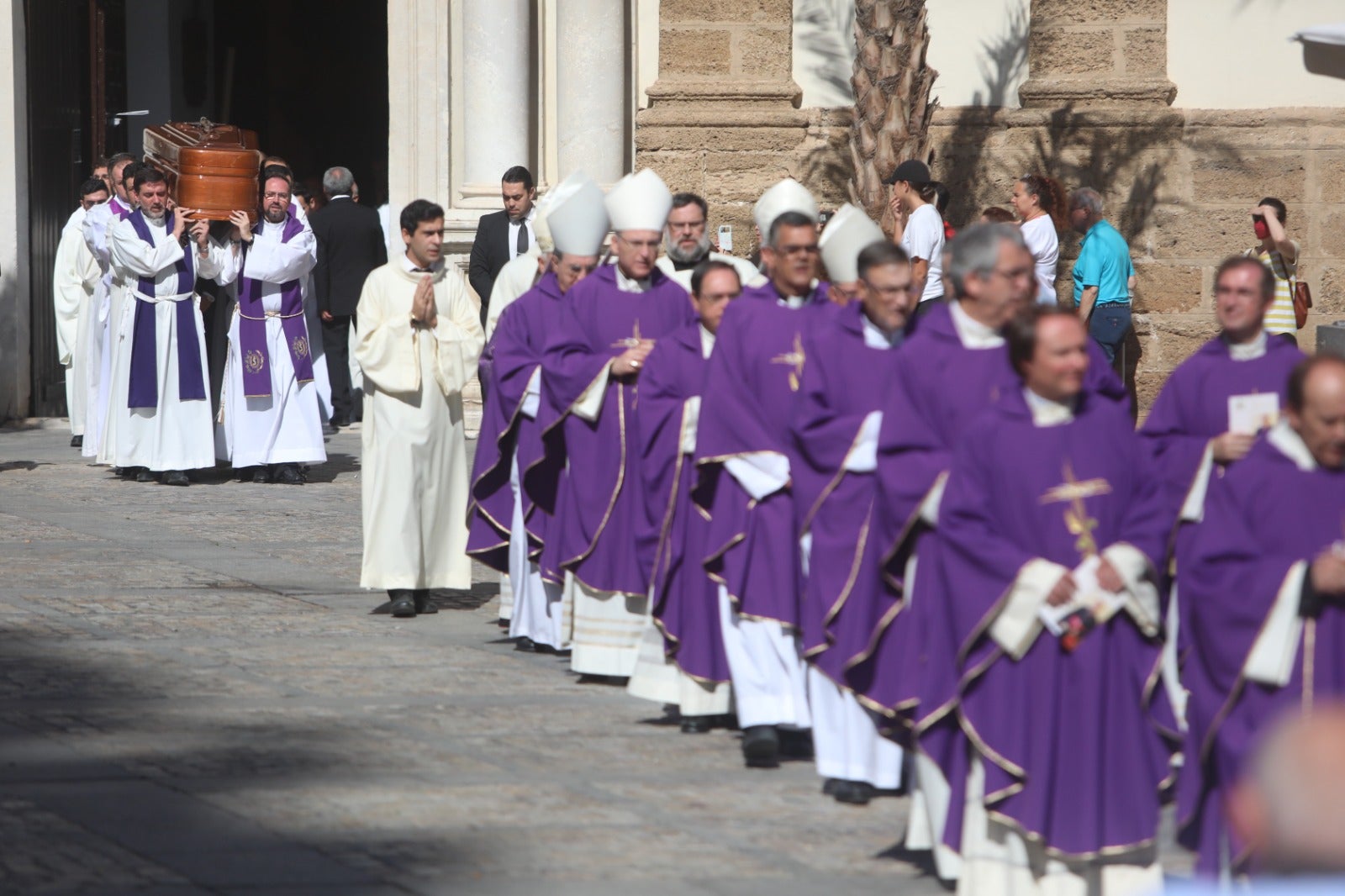 El obispo Ceballos ya descansa en la Catedral de Cádiz