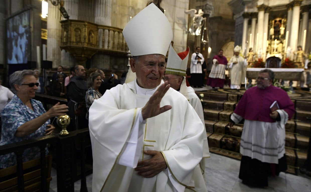 &#039;Kichi&#039; acude a la capilla ardiente del obispo Antonio Ceballos Atienza y muestra sus condolencias por el fallecimiento