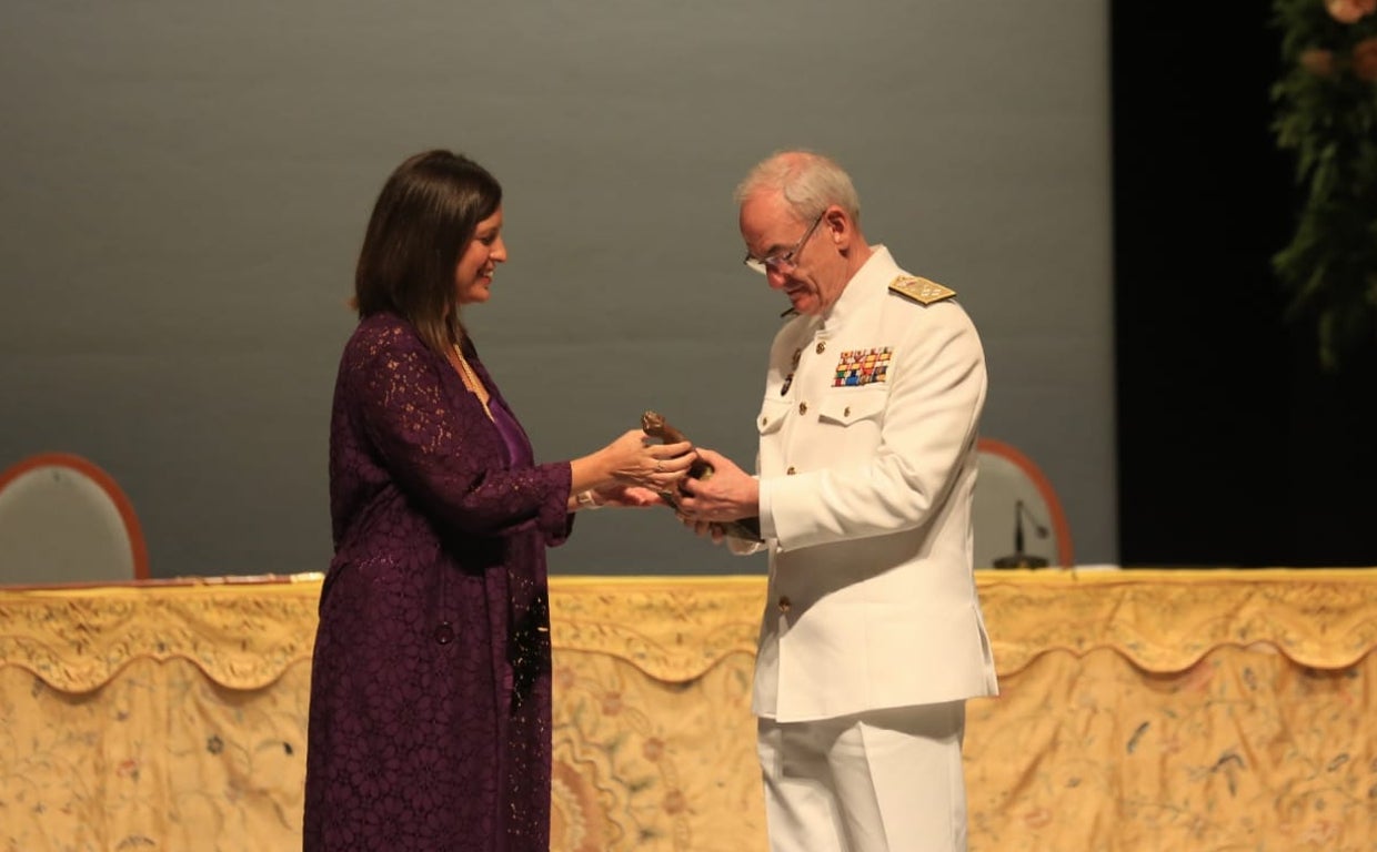 La alcaldesa de San Fernando, Patricia Cavada, ha entregado el reconocimiento al Jefe de Estado Mayor de la Defensa, almirante general Leopoldo López Calderón.