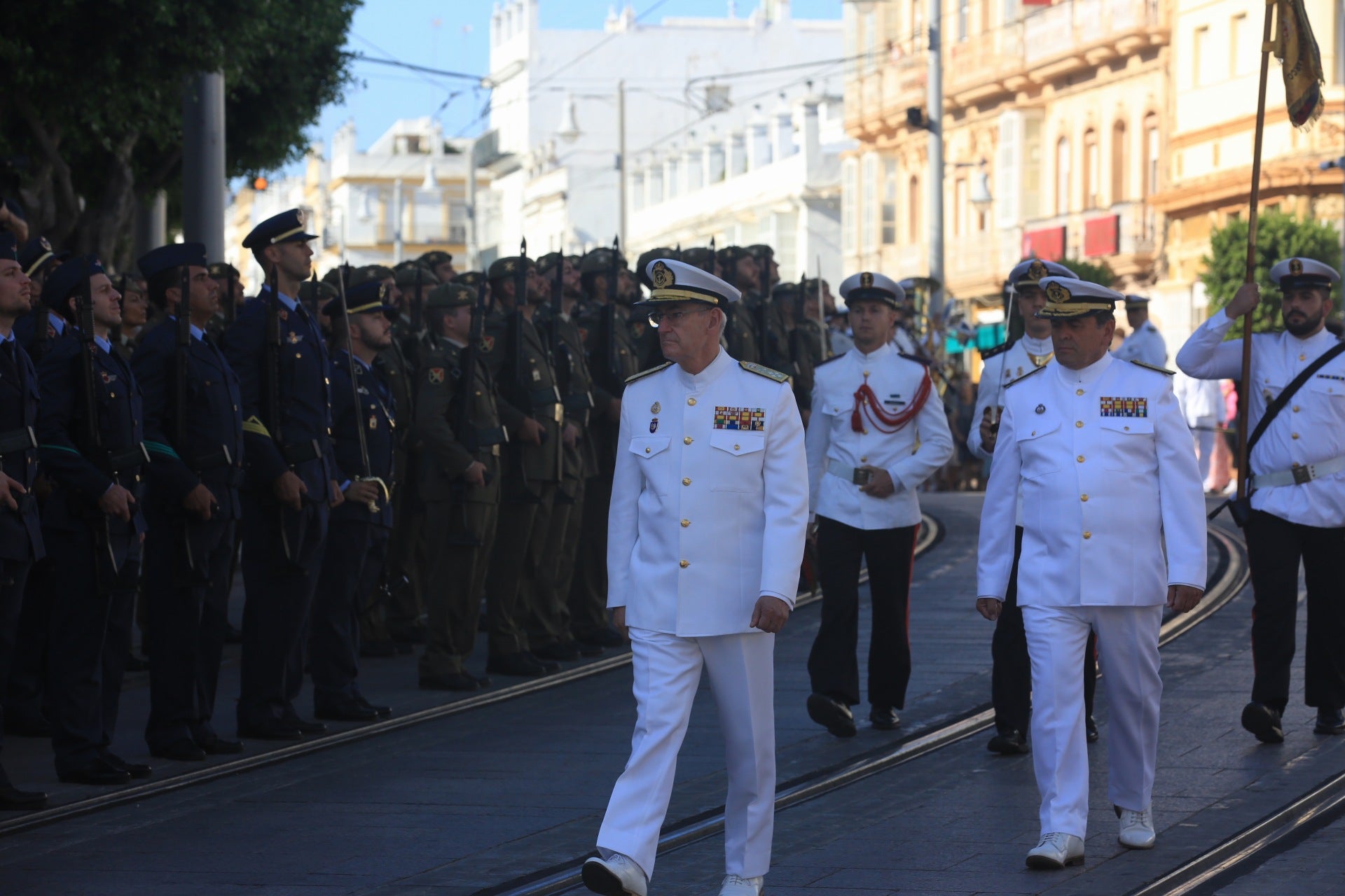 En imágenes: San Fernando sale a la calle para homenajear a las Fuerzas Armadas