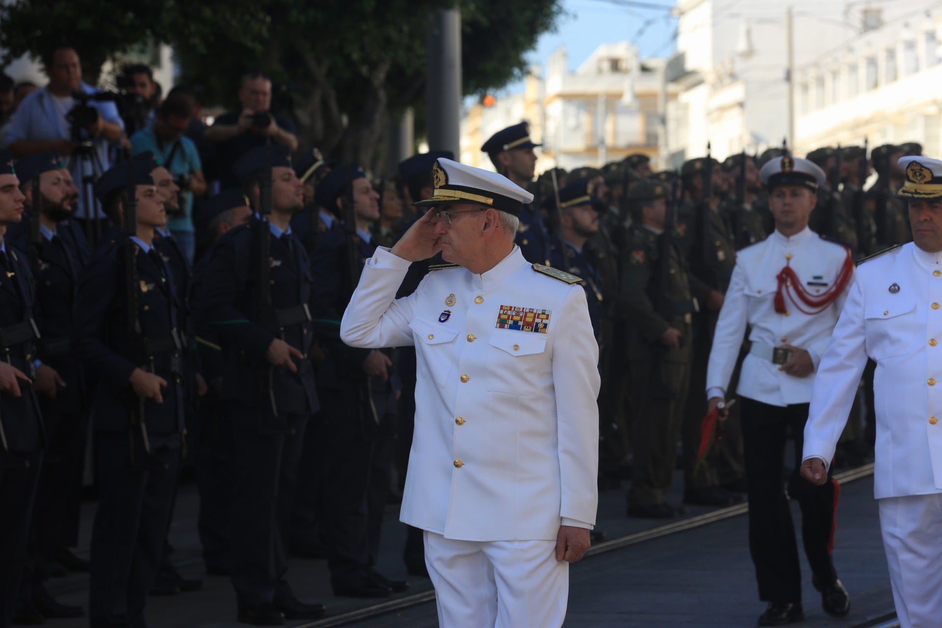 En imágenes: San Fernando sale a la calle para homenajear a las Fuerzas Armadas