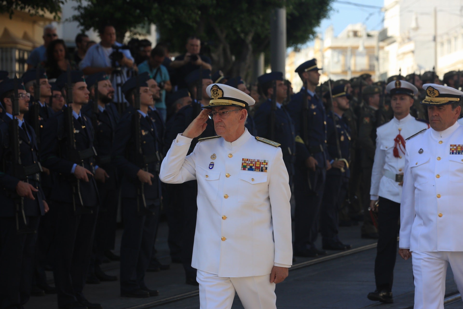 En imágenes: San Fernando sale a la calle para homenajear a las Fuerzas Armadas