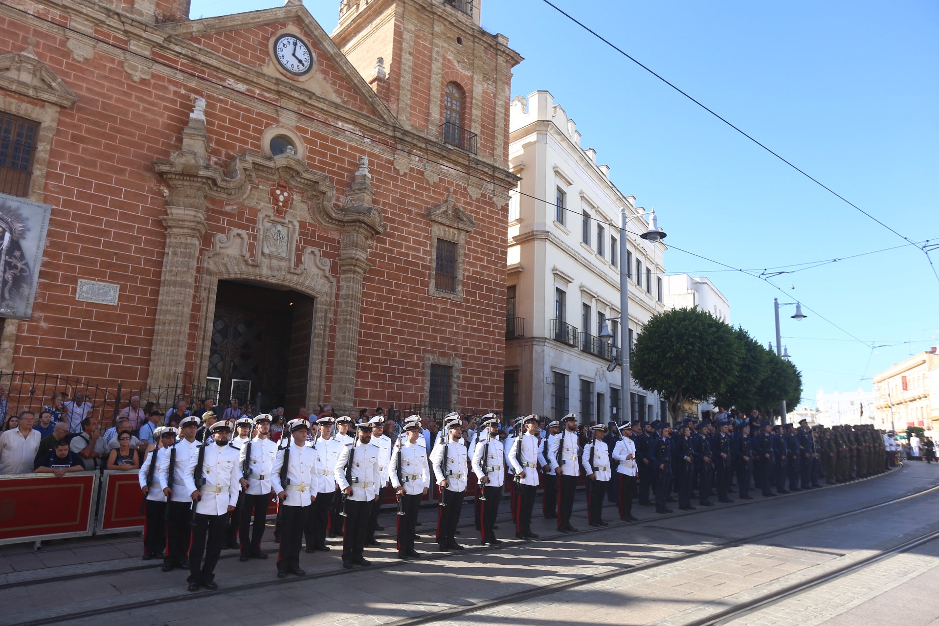 En imágenes: San Fernando sale a la calle para homenajear a las Fuerzas Armadas