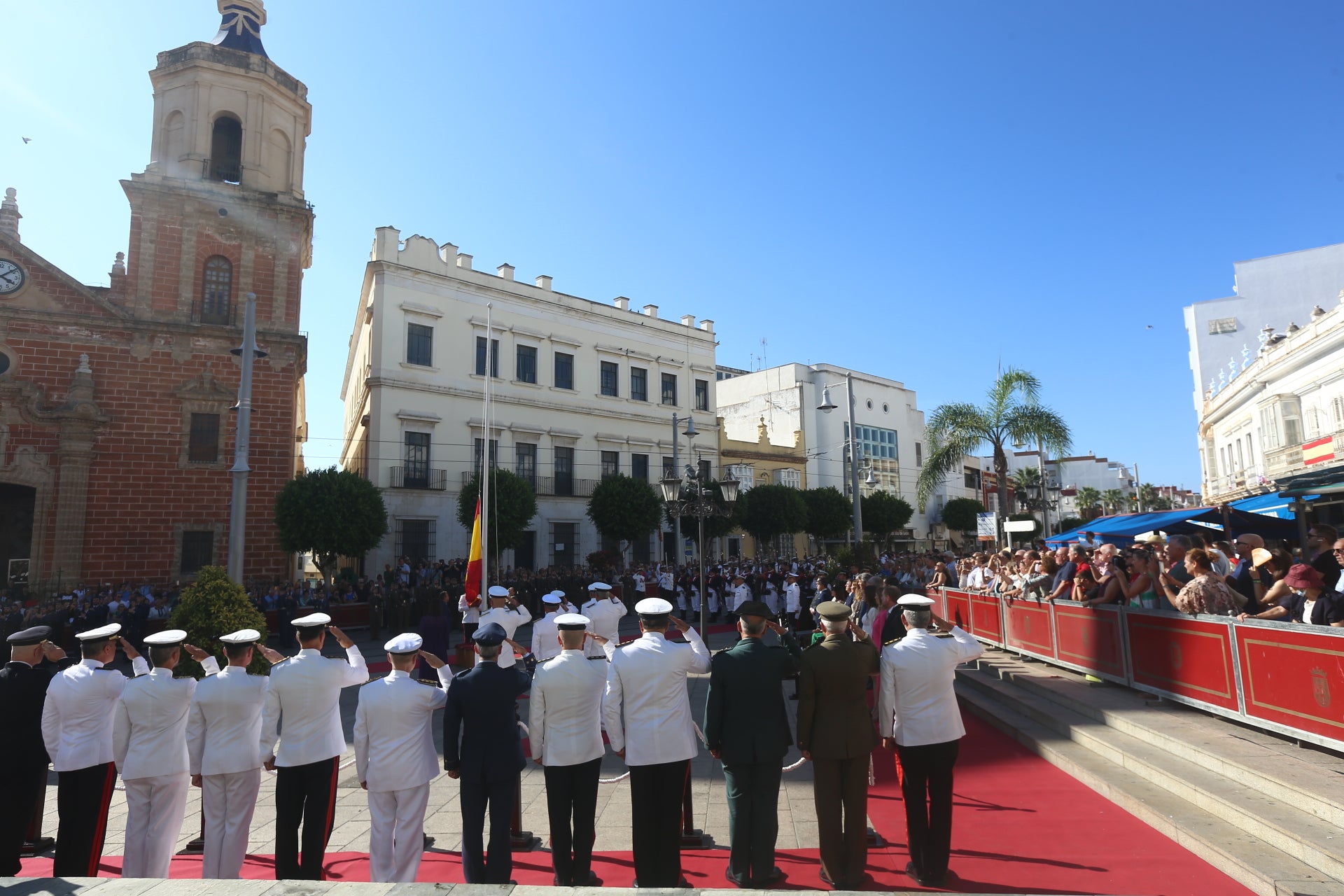 En imágenes: San Fernando sale a la calle para homenajear a las Fuerzas Armadas