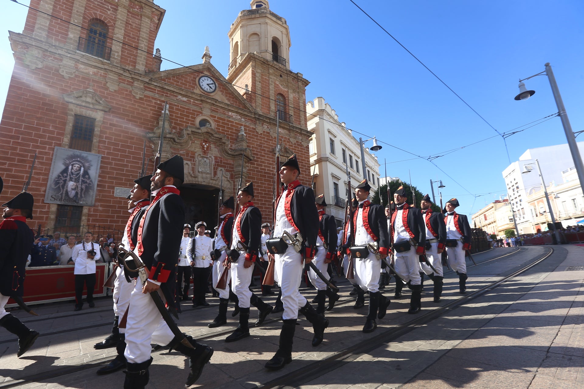 En imágenes: San Fernando sale a la calle para homenajear a las Fuerzas Armadas