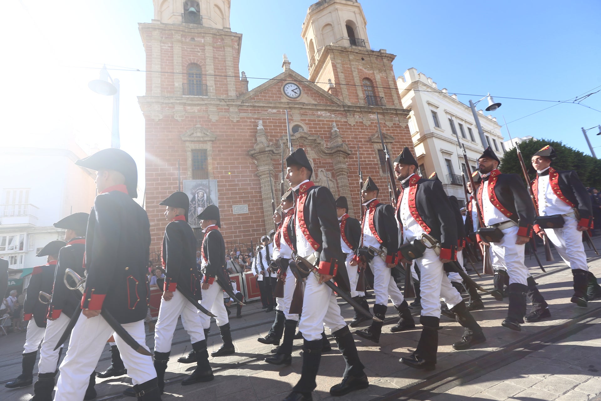 En imágenes: San Fernando sale a la calle para homenajear a las Fuerzas Armadas