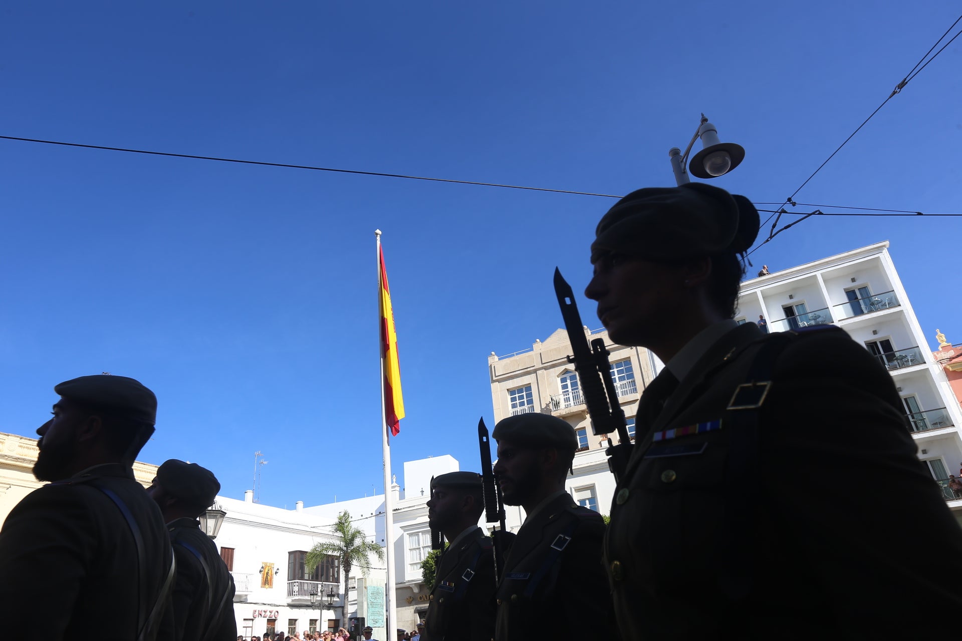 En imágenes: San Fernando sale a la calle para homenajear a las Fuerzas Armadas