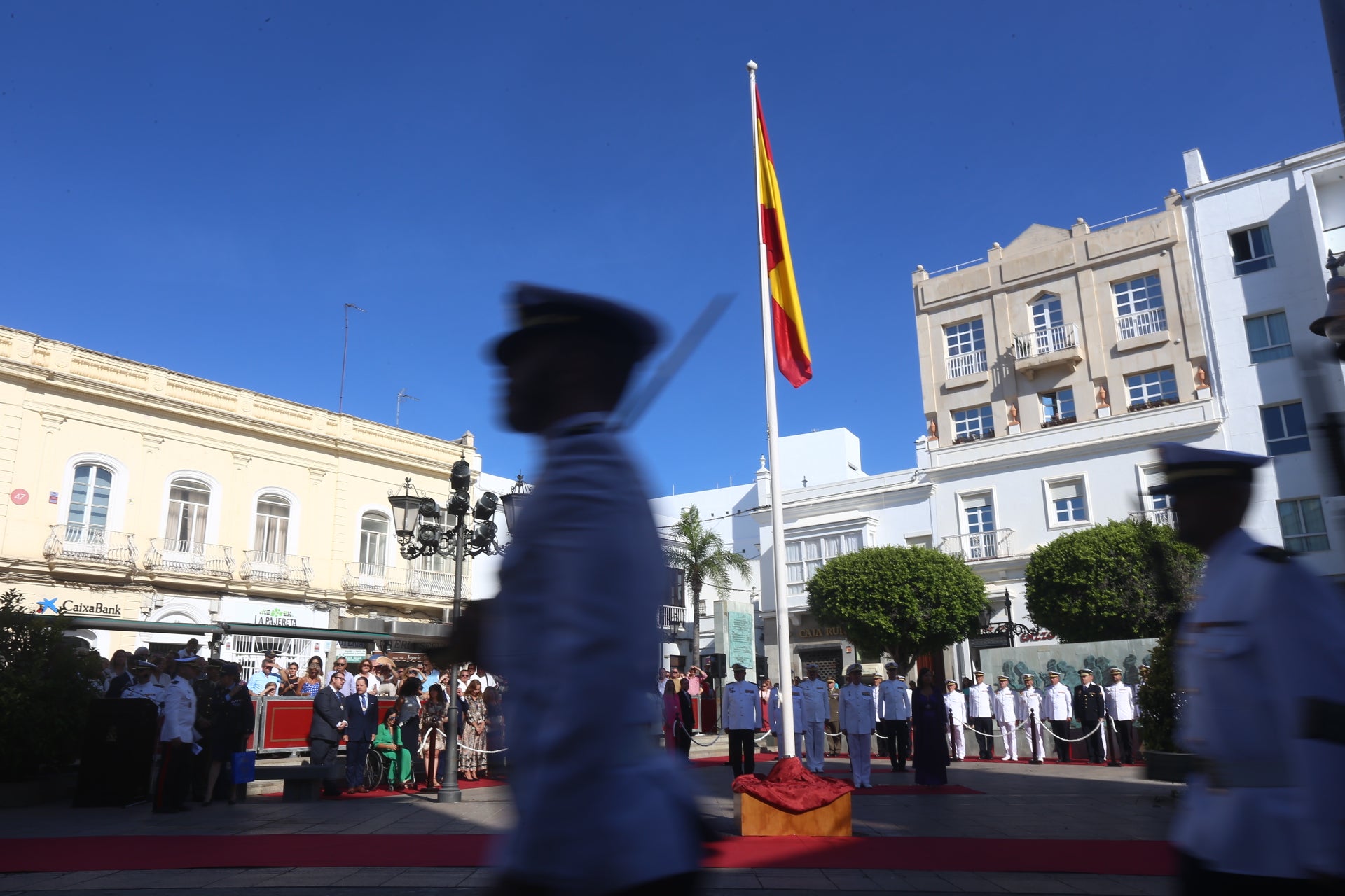 En imágenes: San Fernando sale a la calle para homenajear a las Fuerzas Armadas