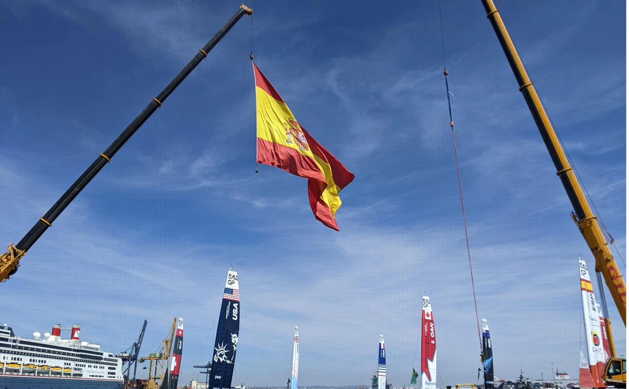 La bandera de España colgada en las grúas.