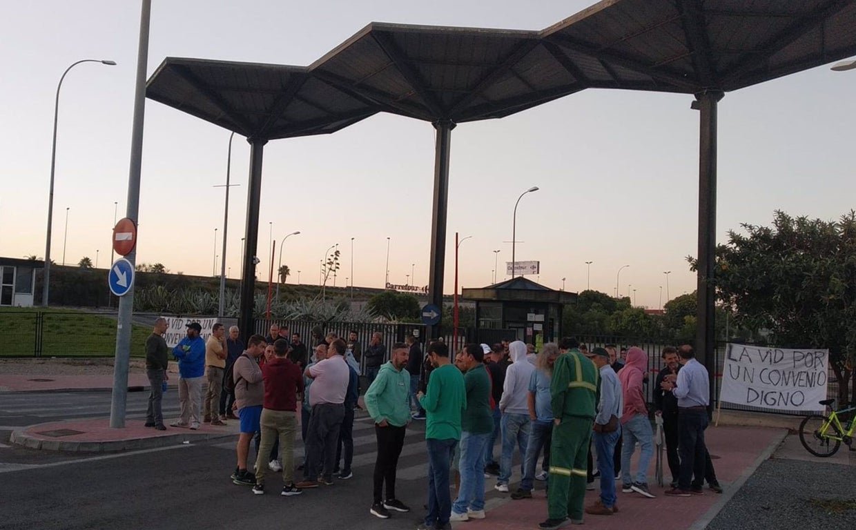 Trabajadores de la vid en la puerta de una bodega en huelga.