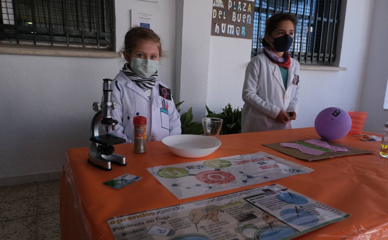 Dos alumnas de un colegio de San Fernando hacen una demostración científica.