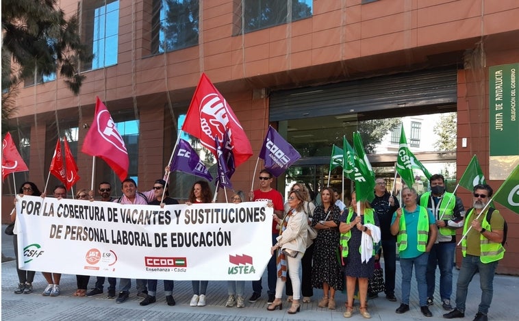 Concentración ante Educación para exigir la cobertura de vacantes