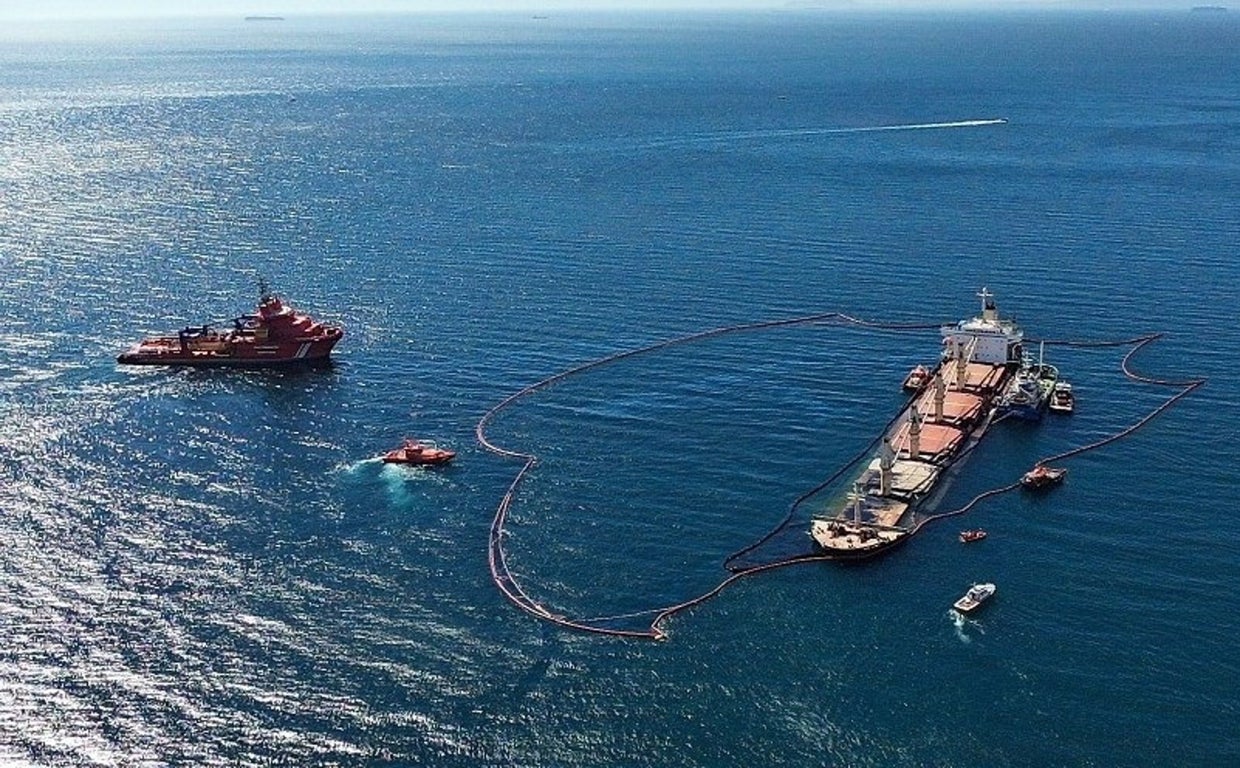 Las labores de vigilancia en torno al buque OS35 hundido en aguas del Estrecho.