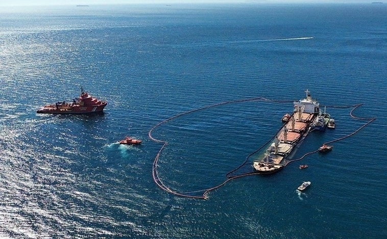 El temporal de levante en el Estrecho obliga a Gibraltar a extremar la seguridad alrededor del buque hundido