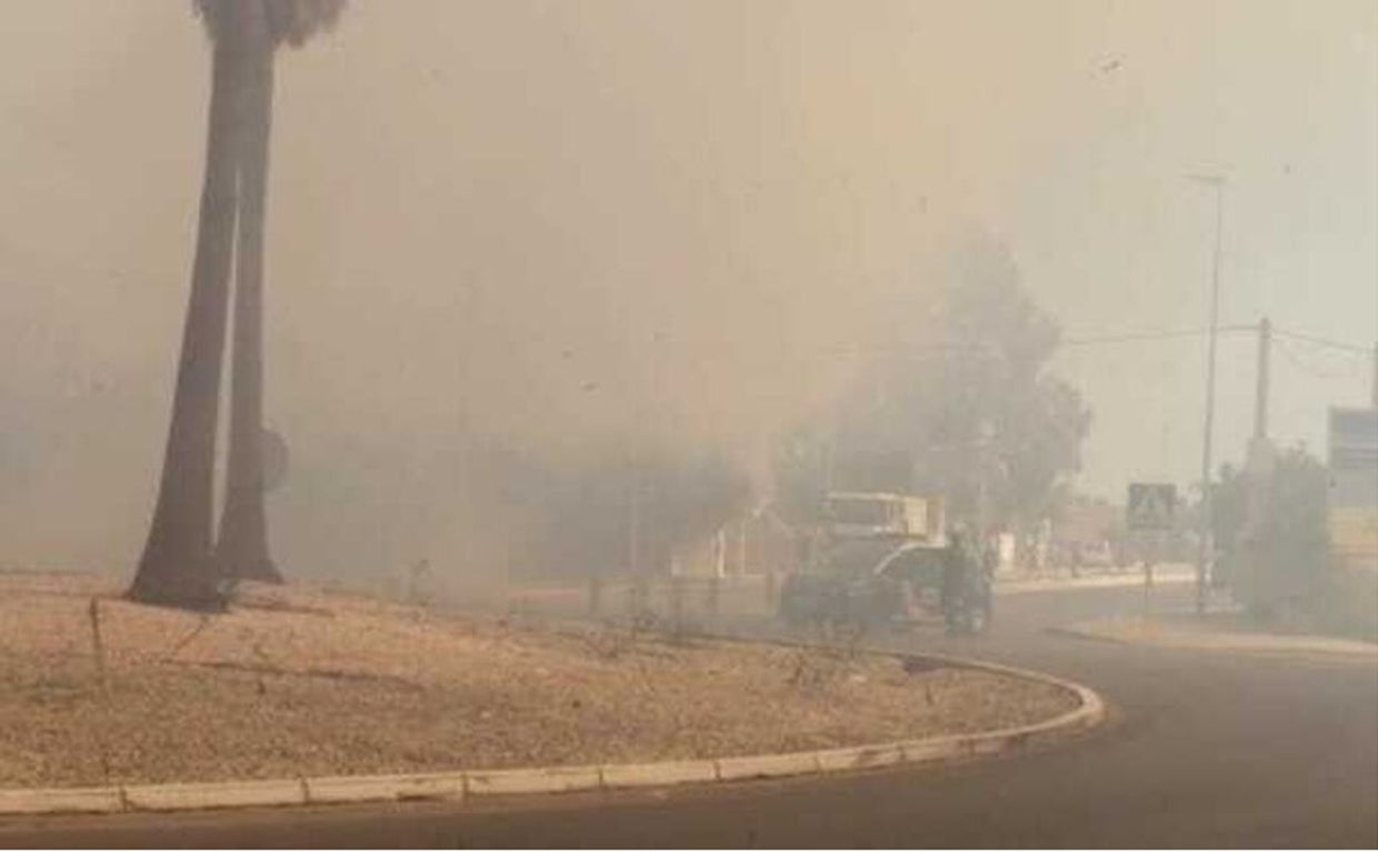 La humareda provocada por el incendio en Sanlúcar.