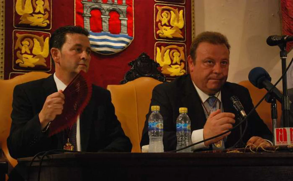 El alcalde José Luis Núñez (derecha), junto a su exsocio de gobierno Manuel Erdozain (izquierda).