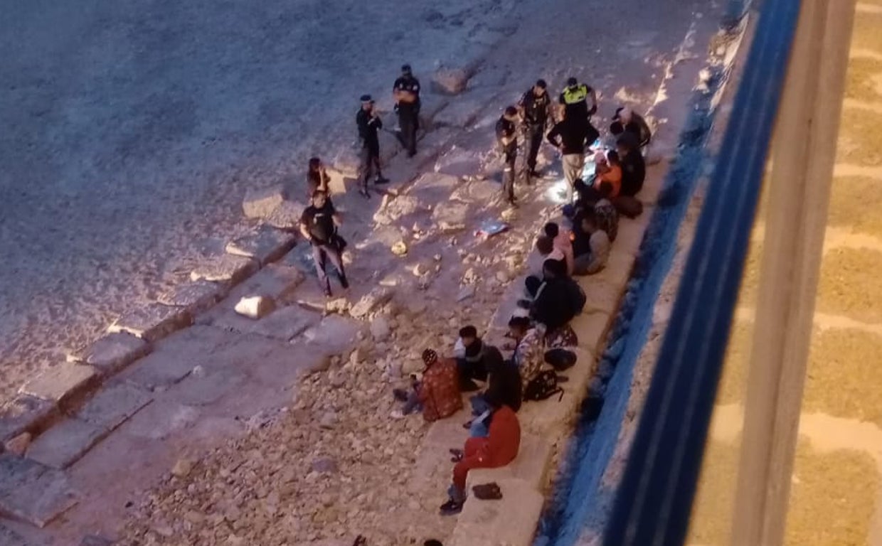 Llega una patera a la playa de Cádiz