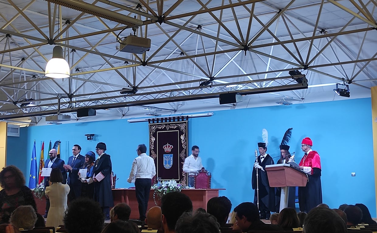 Momento de entrega de los premios extraordinarios durante el acto inaugural del nuevo curso de la UCA