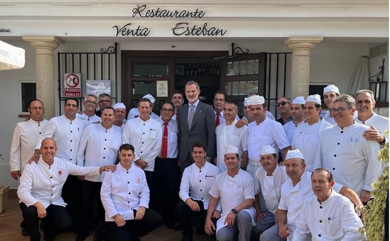 El Rey Felipe VI visita y posa con la plantilla de la Venta Esteban de Jerez.