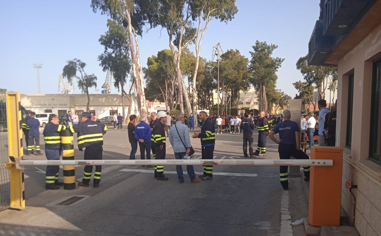 Imagen de la concentración el jueves de trabajadores en la puerta del astillero isleño