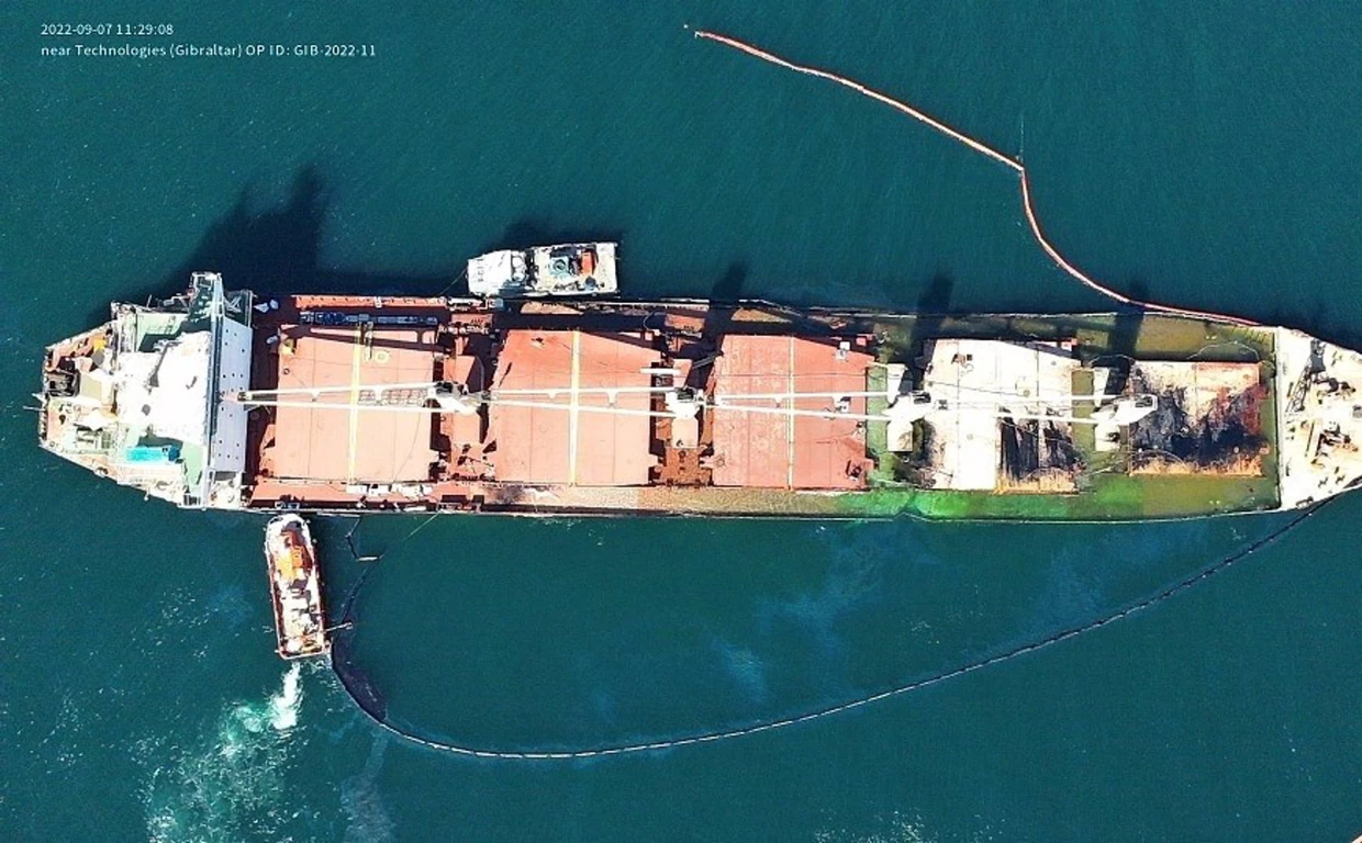 Los ecologistas prevén un «futuro negro ambiental» por el buque hundido en Gibraltar