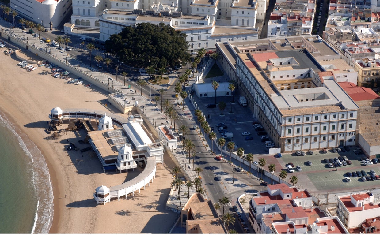 A la derecha, edificio de Valcárcel, junto a la playa de la Caleta