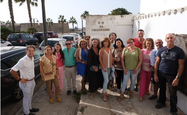 Un grupo de antiguos alumnos en la puerta del colegio cuando aún estaba en Los Pabellones, junto a la playa de La Caleta.