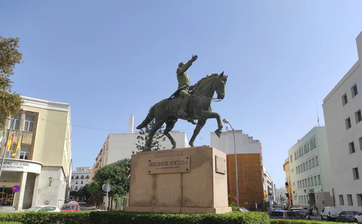 La estatua ecuestre de Simón Bolívar en la calle Duque de Nájera de Cádiz