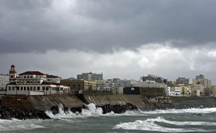 Cádiz sufre un apagón generalizado a causa de un rayo: «Ha retumbado todo y nos hemos quedado sin luz»