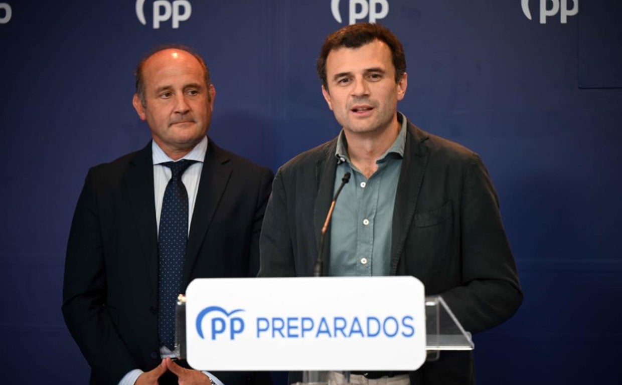 Bruno García, junto a Juancho Ortiz en la sede provincial del PP.