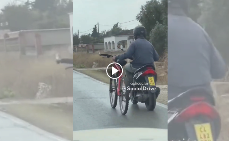 Vídeo: Circula en moto por Chiclana mientras sujeta una bici