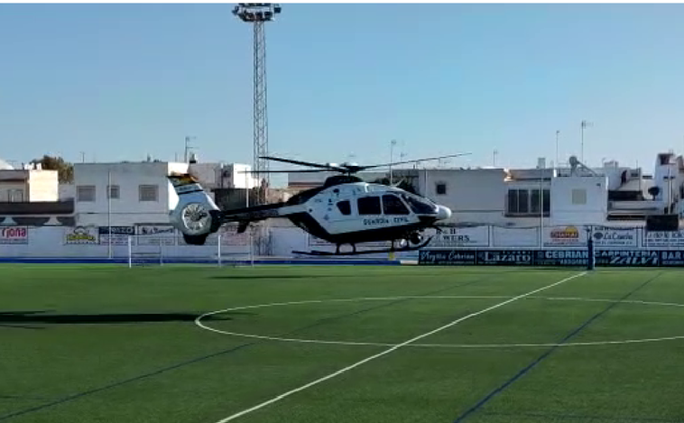 Video: Interrumpen un partido en el campo de futbol de Chipiona para el aterrizaje de un helicóptero de la Guardia Civil