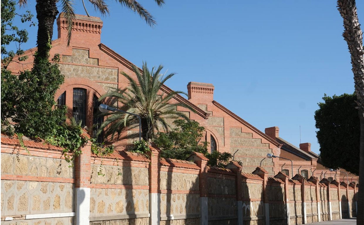 Imagen de los antiguos depósitos de tabaco en Cádiz.