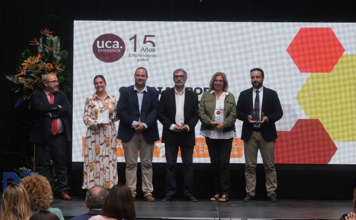 El rector, Francisco Piniella, con los premiados. A la dcha de la imagen, Rita Benítez y Jesús Rodríguez.