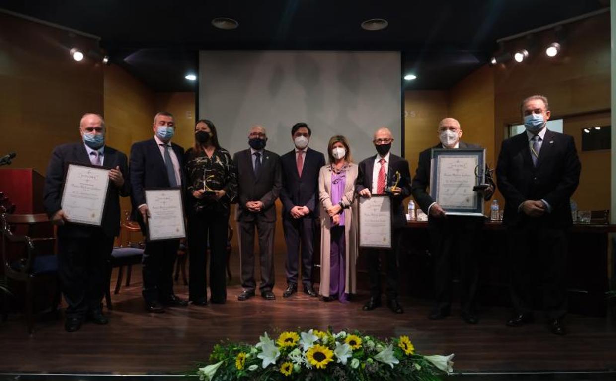 Los premiados del pasado año por el colegio de médicos.