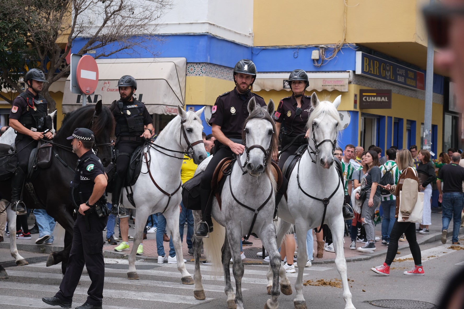 Fotos: armonía entre cadistas y béticos; búscate entre ellos