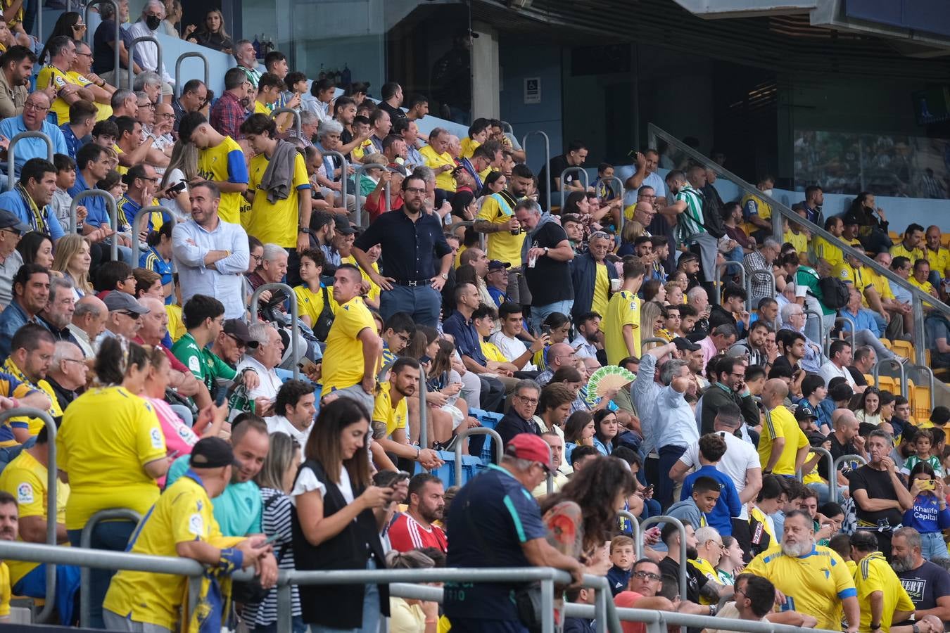 ¿Has estado en el Estadio viendo el Cádiz CF-Real Betis? Búscate en estas imágenes