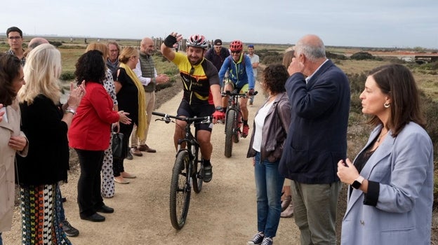 La vía ciclopeatonal entre San Fernando y Chiclana queda inaugurada por la delegada del Gobierno de la Junta