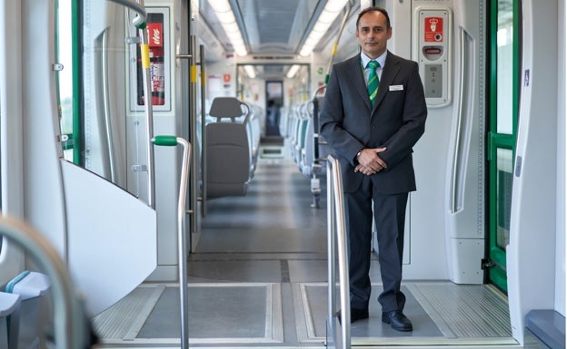 Un trabajador del Trambahía dentro de uno de los trenes.