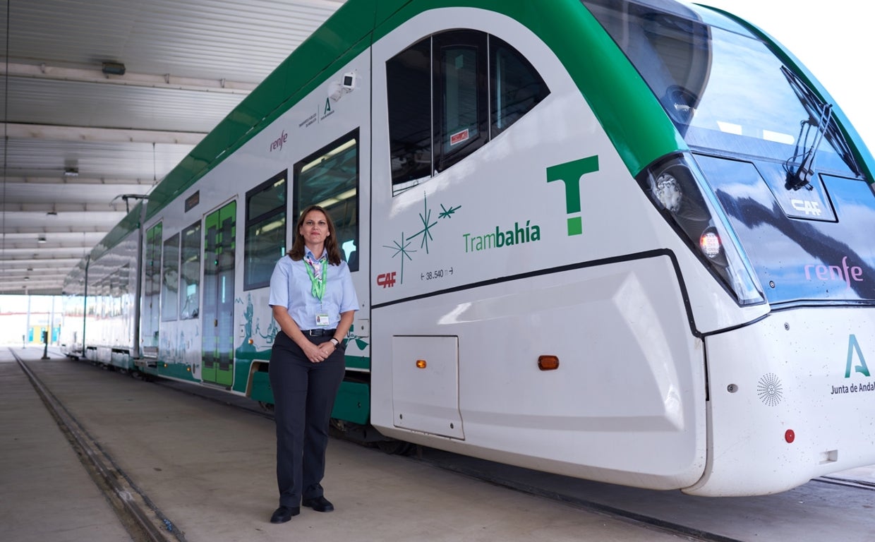 Una de las trabajadoras del Trambahía de Cádiz.