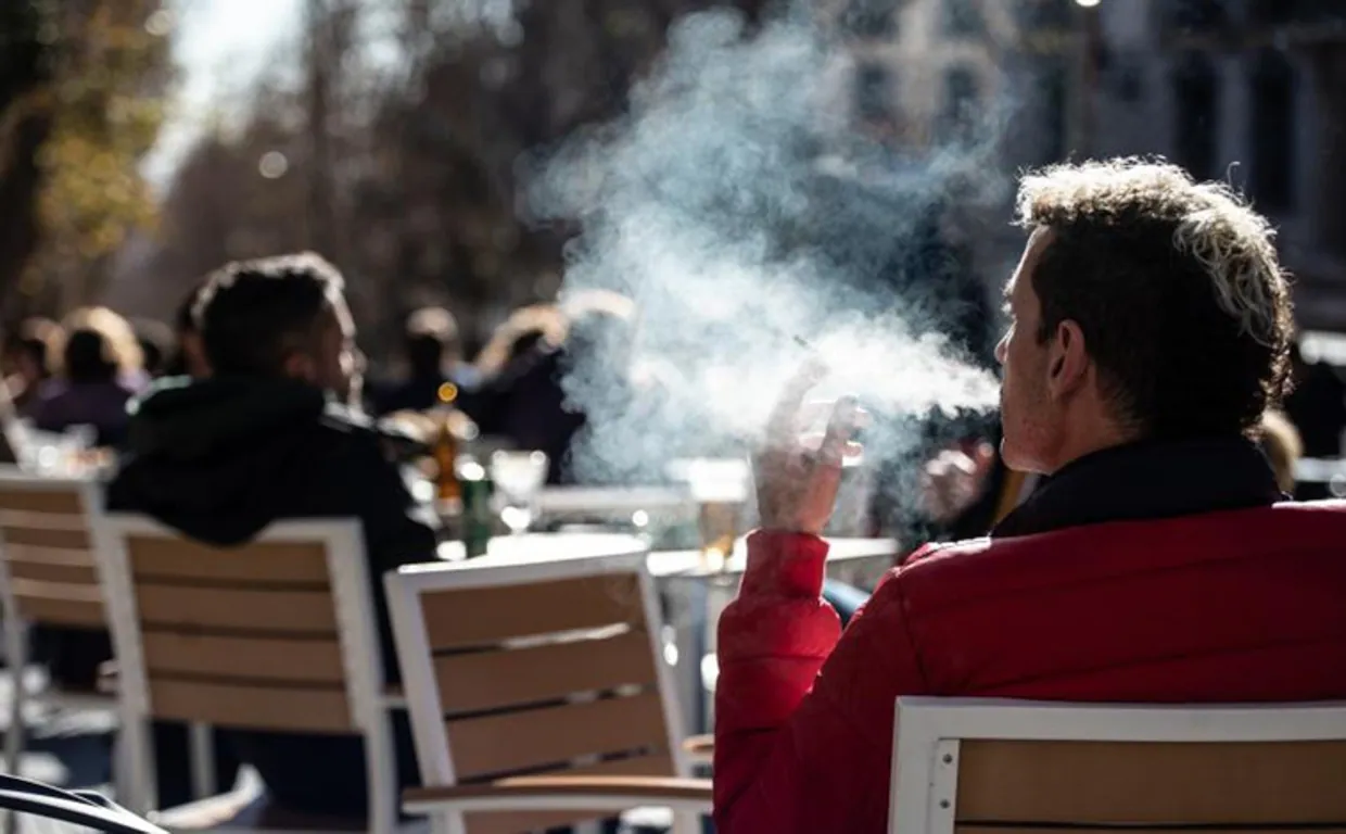 Un usuario fuma en una terraza de Sevilla en noviembre de 2021.