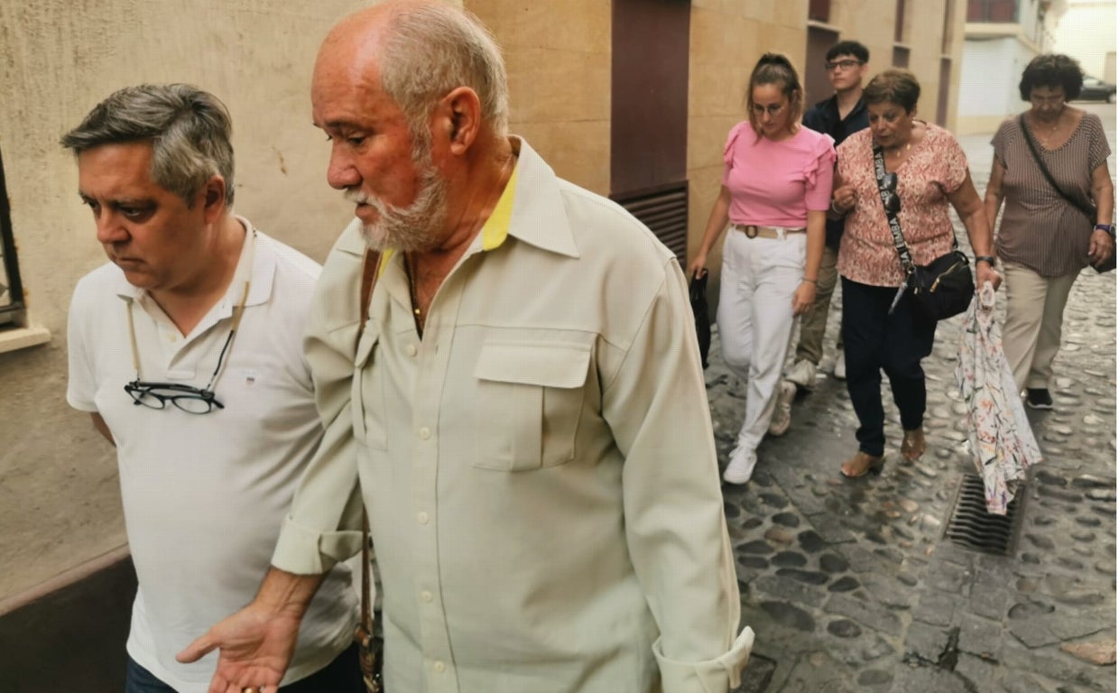 Óscar Torres junto a representantes de la asociación de vecinos del barrio de Santa María.