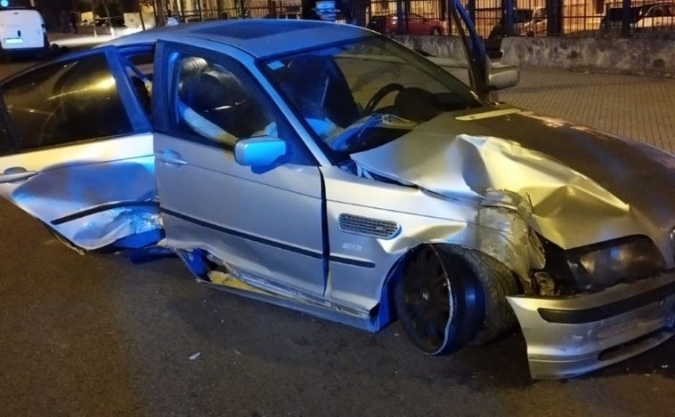 Conduce de noche sin luces para eludir a la Policía y empotra su coche contra una farola en El Puerto