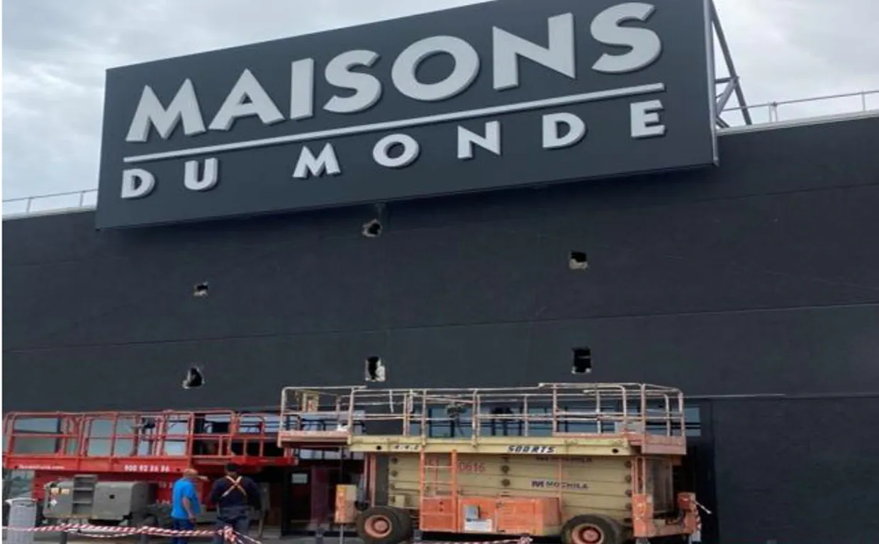 Los operarios instalan el cartel de 'Maisons du Monde' en la tienda de Cádiz.