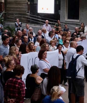 Imagen secundaria 2 - Un centenar personas protesta contra Kichi en Cádiz por la fuerte subida de la luz